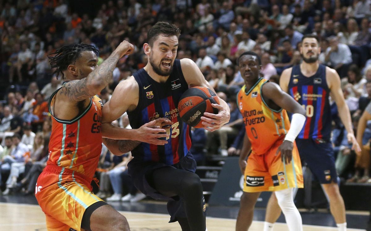 Satoransky entra a canasta defendido por Chris Jones.