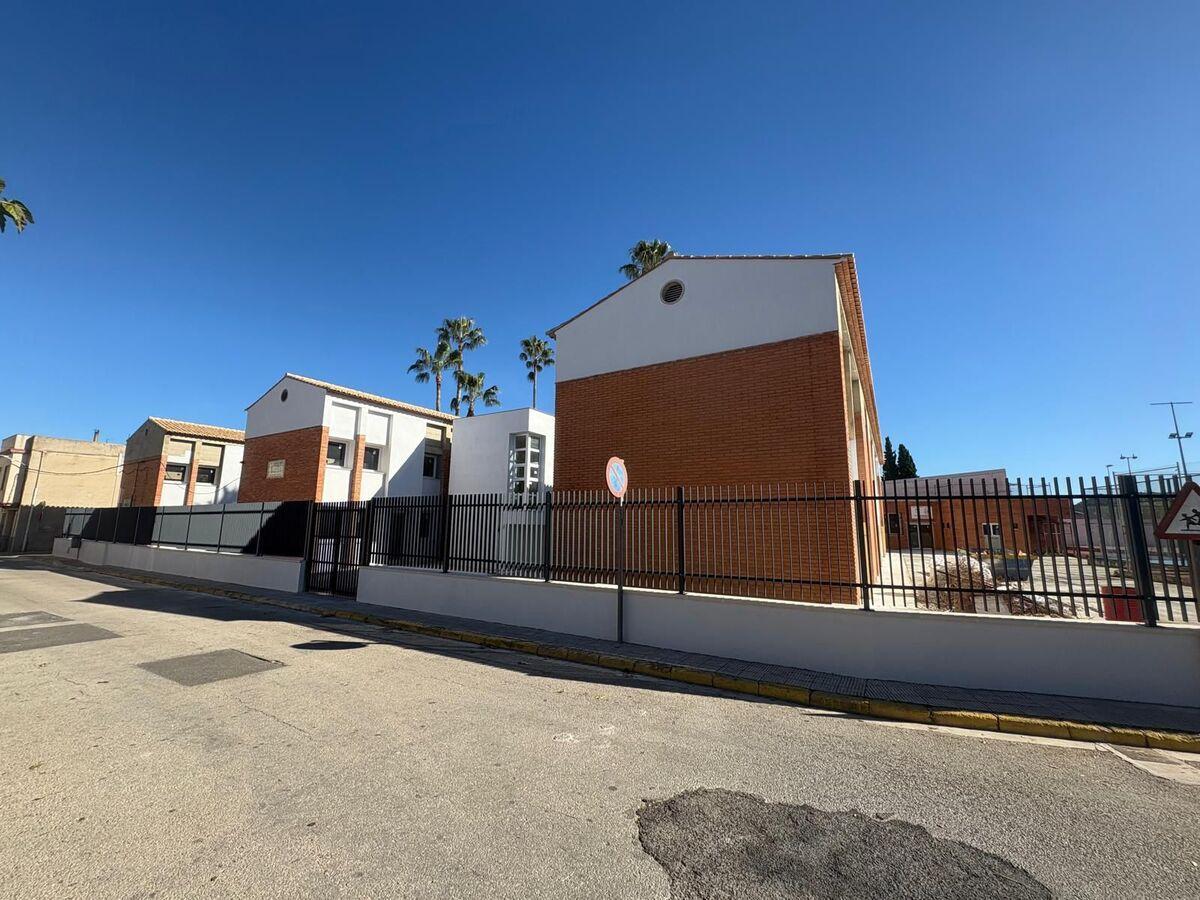 Edificio de las Escoles Velles de Almoines donde se traslada provisionalmente el Centro de Salud