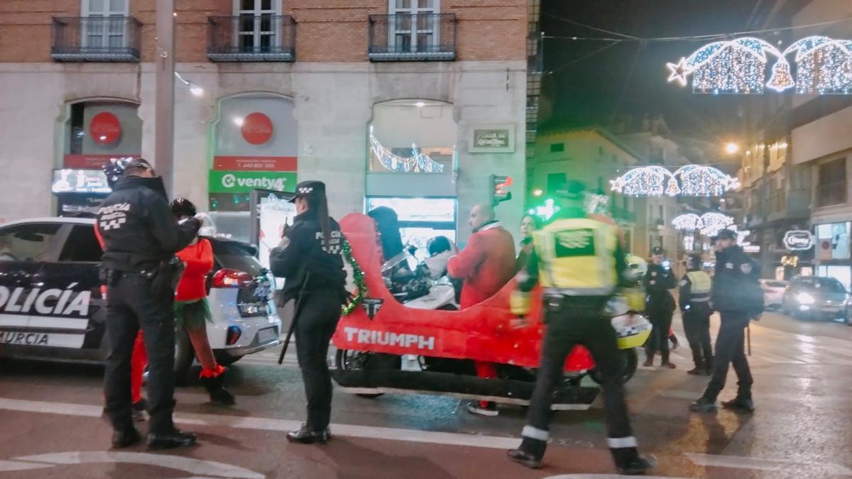 La Policía Local de Murcia multa a Papá Noel en la Gran Vía.