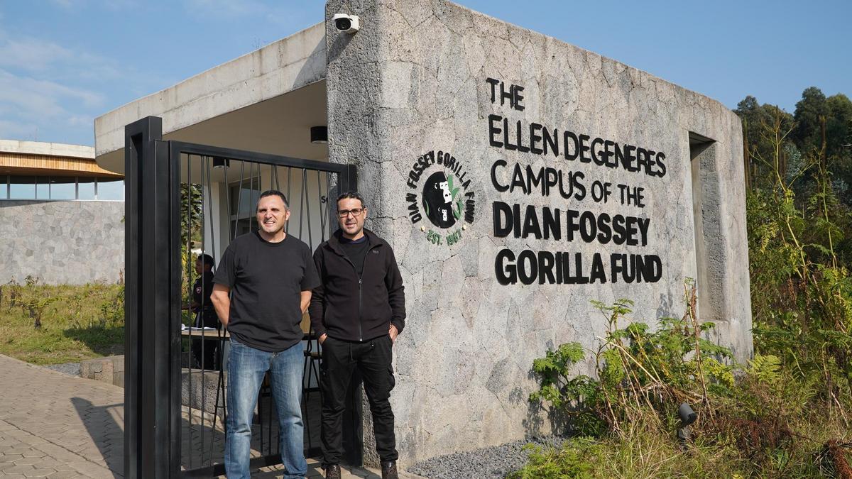 El investigador Alejandro Romero (izda.) con Jordi Galbany de la Universidad de Barcelona en el campus Ellen DeGeneres.