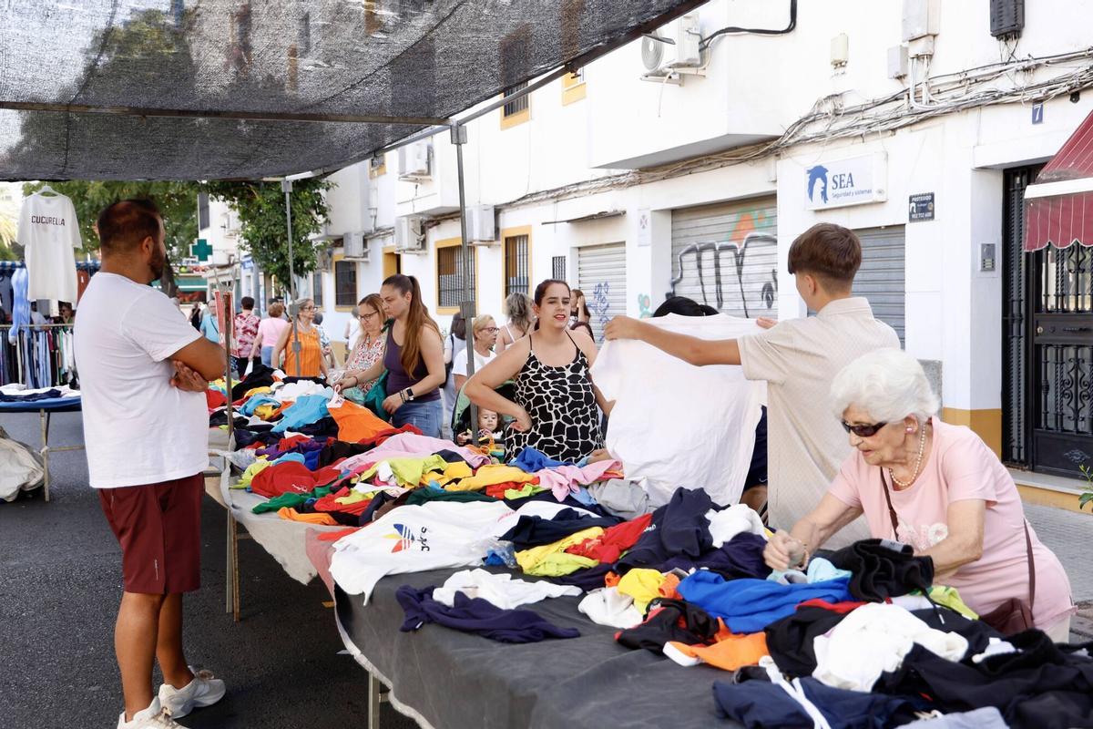 Gran expectación en un renovado mercadillo de Sector Sur