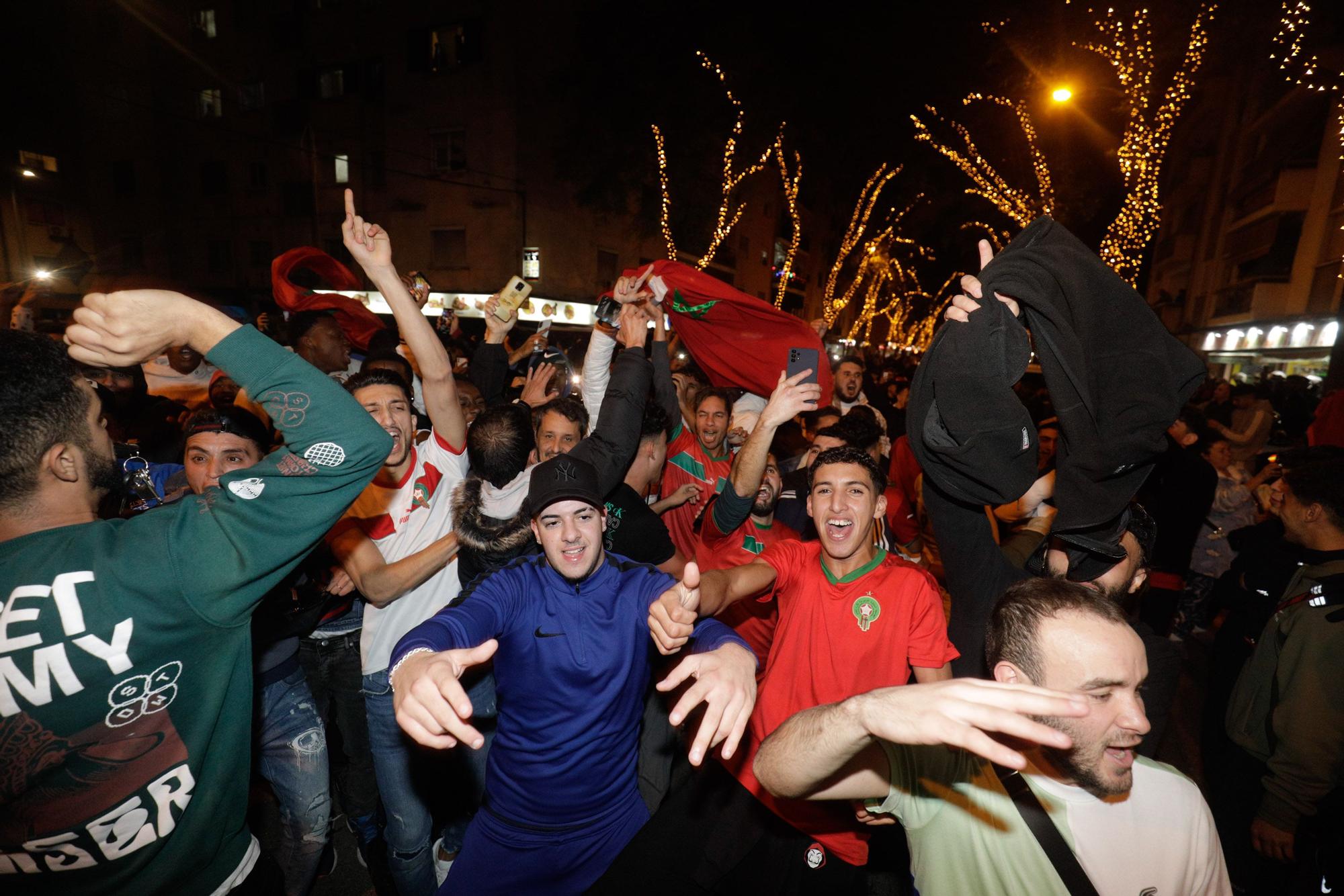 Los marroquíes de Mallorca celebran en Son Gotleu el pase a cuartos del Mundial tras vencer a España