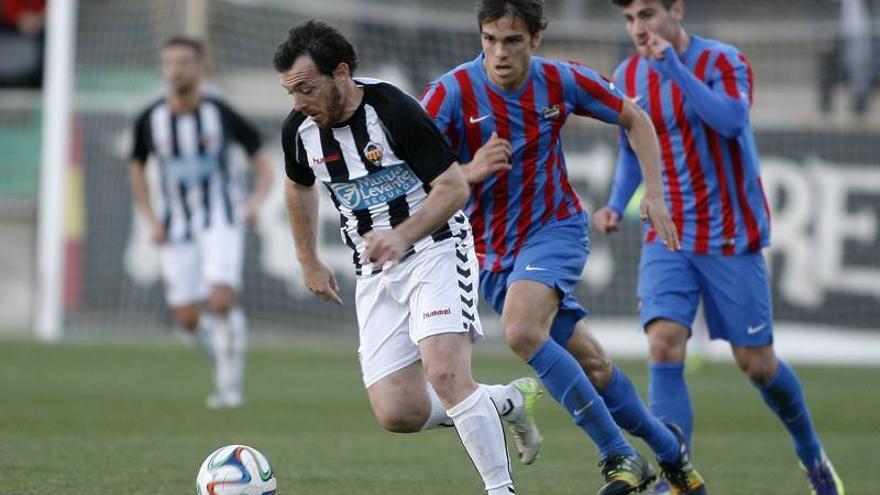 El Castellón vence al Alzira (3-0) tras marcar Víctor Pino en el descuento