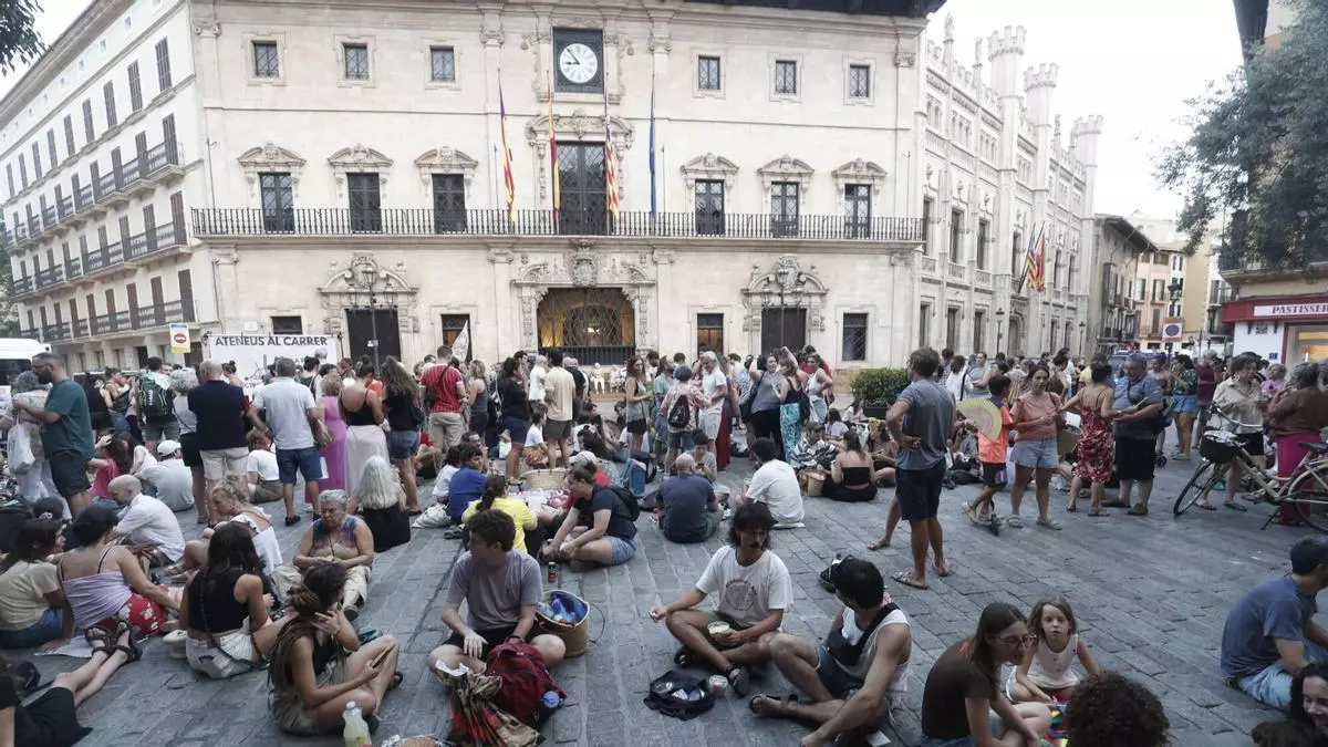 Cerca de 400 personas participan en una protesta en Cort tras la prohibición del Sopar a la Llesca