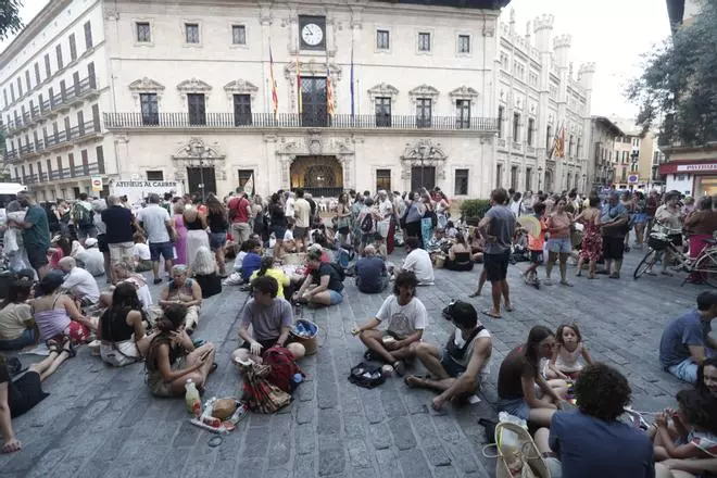 El Col·lectiu Brunzit llama a cenar de pie en la plaza de Cort para protestar por el veto de Cort a su Sopar a la Llesca