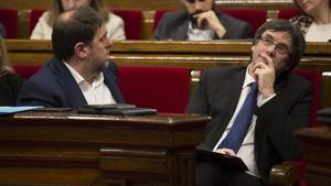 El ’president’ Carles Puigdemont y el vicepresidente Oriol Junqueras, en el hemiciclo del Parlament.
