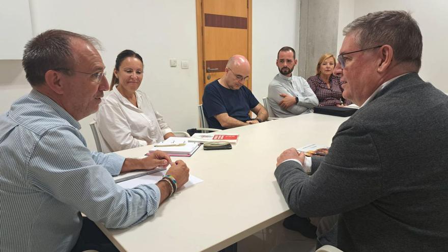 Sergio Rodríguez, a la derecha, durante la reunión mantenida con responsables de Cáritas. | | E.D.