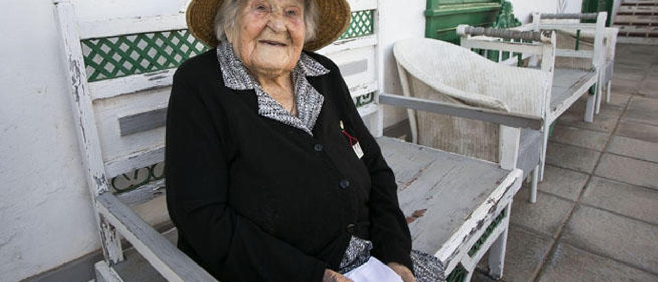 Carmen Fajardo Gonzáñez sentada en la fachada de su casa en el barrio de La Montañeta, en Villaverde.