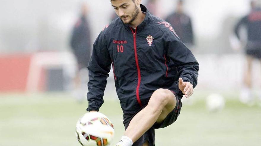 Nacho Cases volvió a tocar balón en el entrenamiento de ayer y podrá jugar en Sevilla