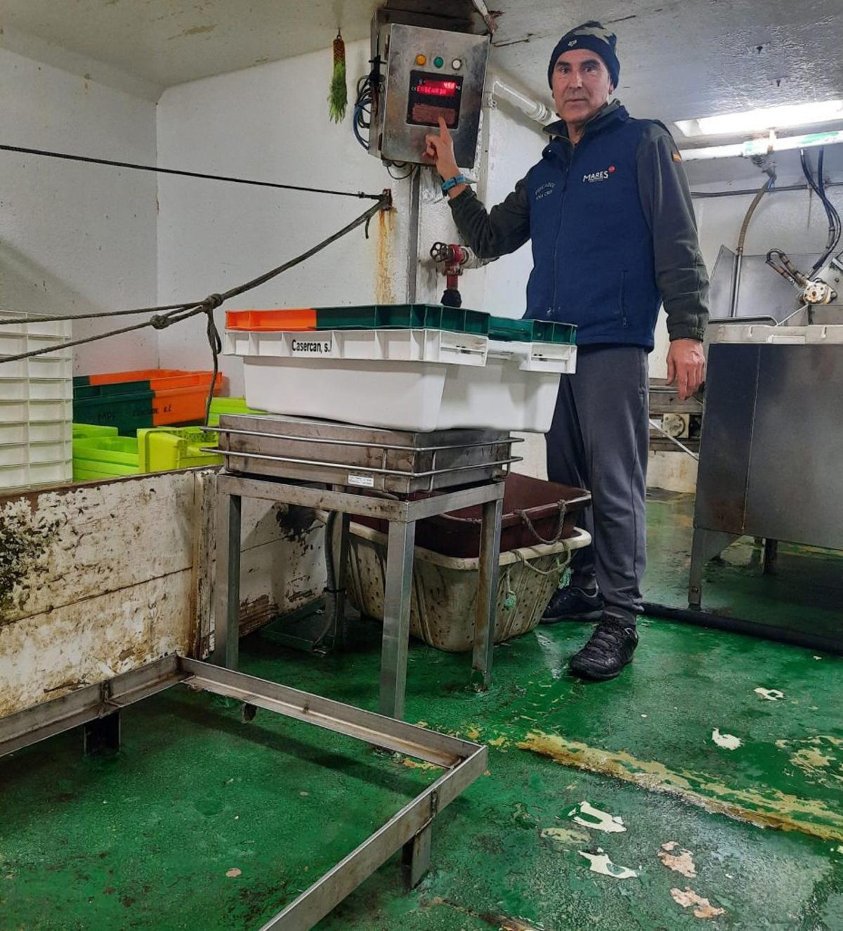 El patrón de Bueu con la báscula que lleva a bordo. |  FdV