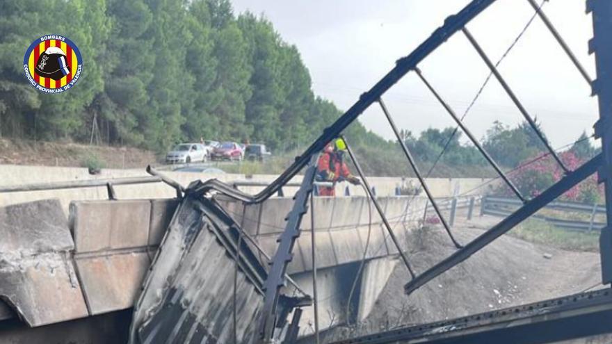 Aparatoso accidente en Moixent: Un camión queda suspendido de un puente en la A-35