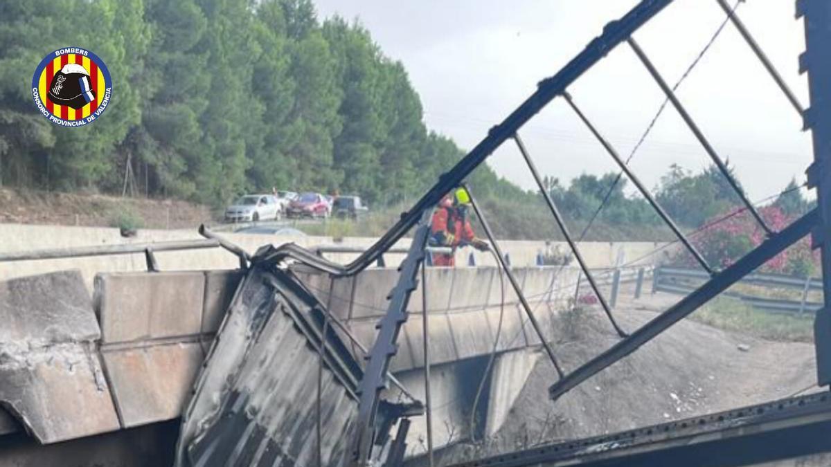 Un camión queda suspendido en un puente en Moixent