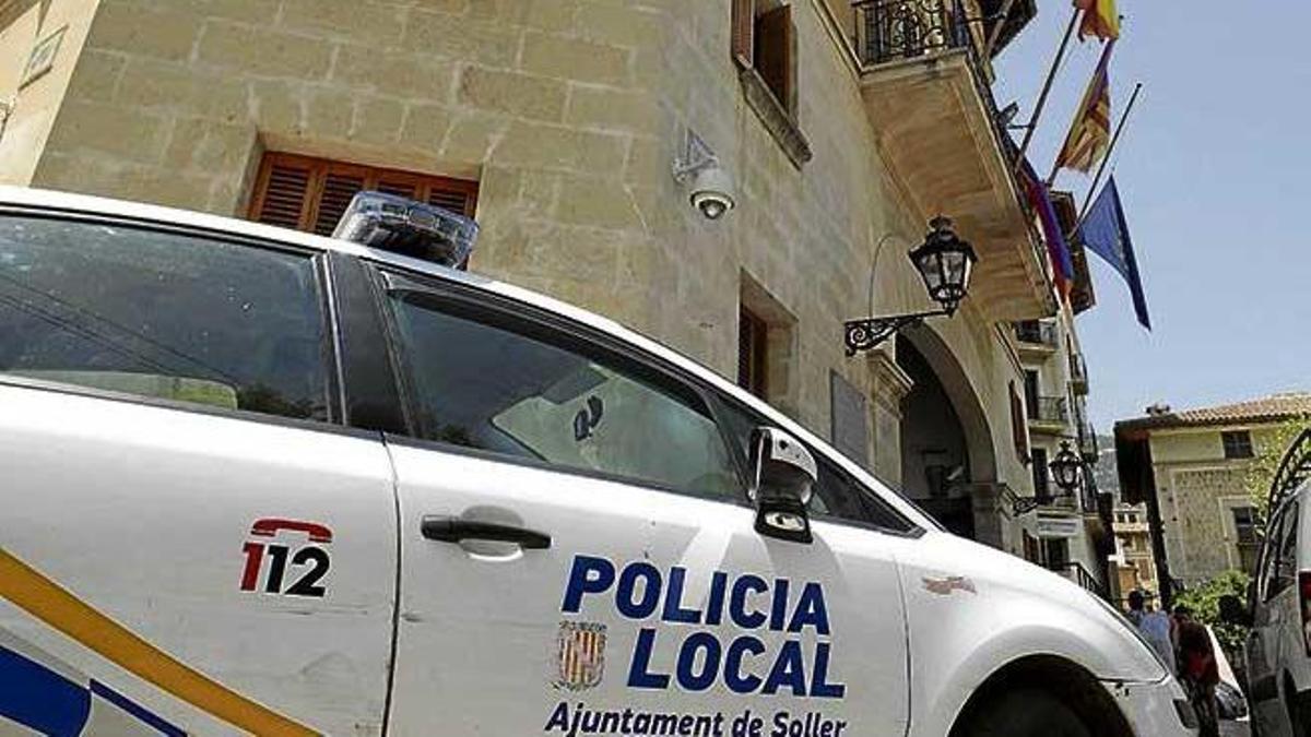 Un coche patrulla de la Policía Local de Sóller.