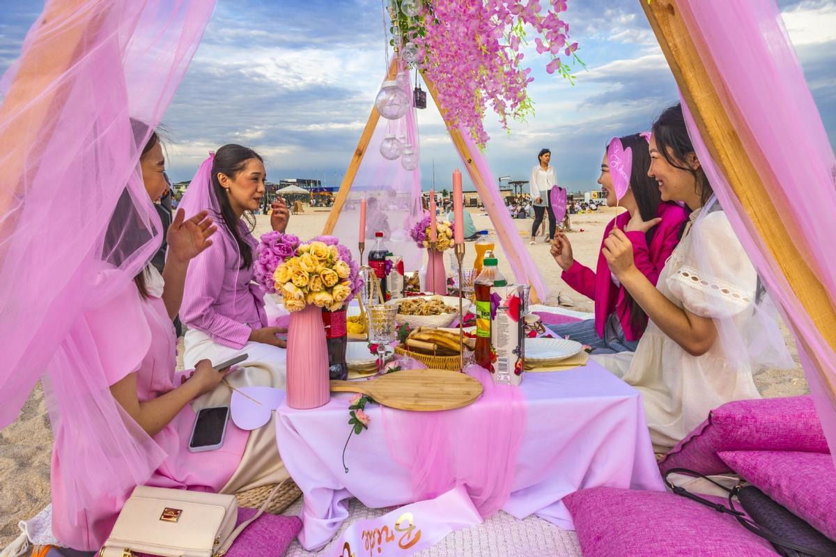 celebración en la playa en Aktau.