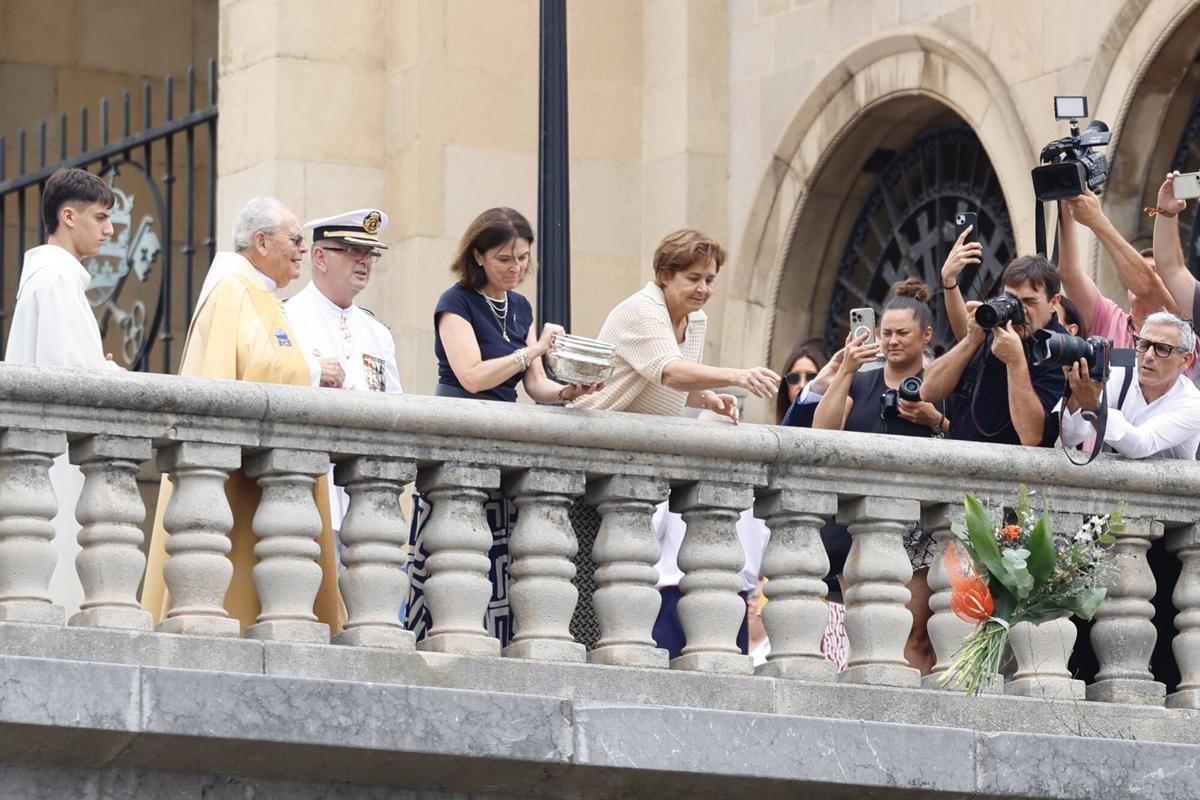 Alcaldesa, Carmen Moriyón, y el concejal de Relaciones Institucionales y Juventud, Jorge González-Palacios, asisten a la ofrenda floral a la Virgen del Carmen, patrona de La Armada.