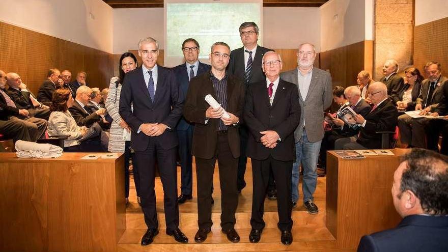 Fotografía de familia dos participantes na homenaxe a Domingo Fontán, onte, en Santiago.