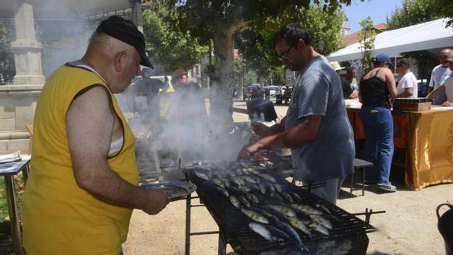 Un momento de la elaboración de las sardinas.