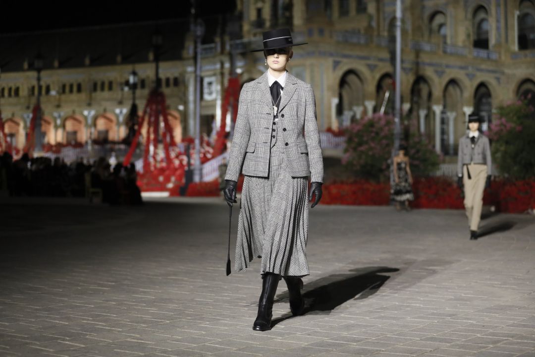 Dior desfila en Sevilla con artesanía valenciana