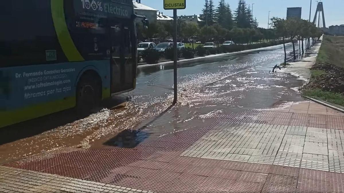 Los carriles del puente Real que van en dirección al centro de la ciudad, inundados.