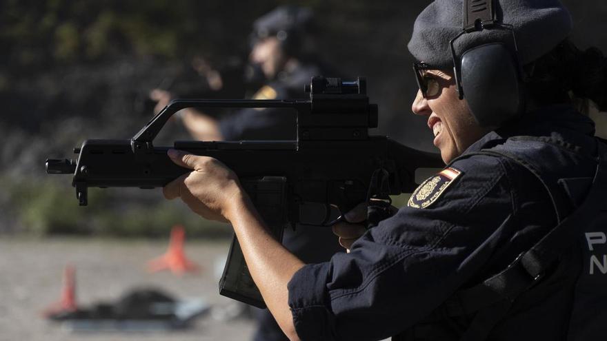 Así entrena una unidad de antidisturbios de A Coruña: de detener a un terrorista a asaltar una vivienda