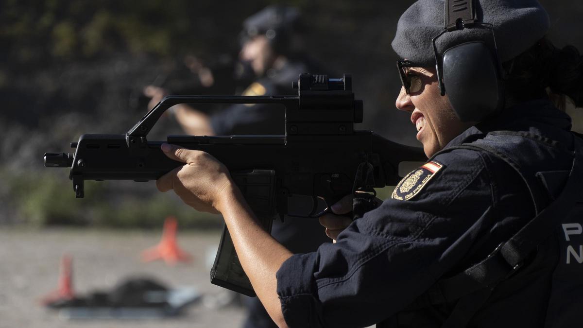Una policía apunta en una de las prácticas de tiro de la UIP de A Coruña.