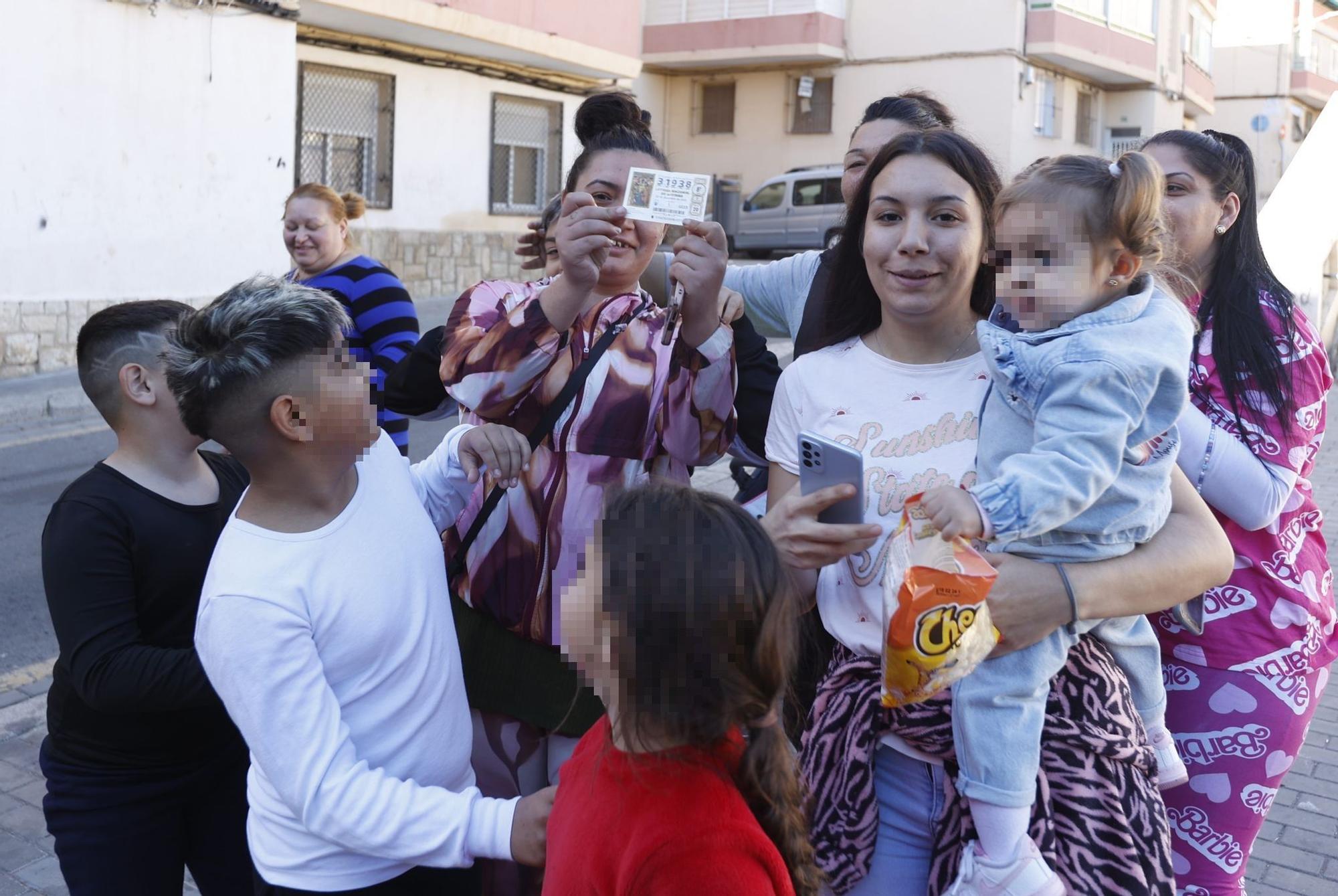 Los vecinos del Barrio Obrero e Alicante celebran un tercer premio de la Lotería de Navidad