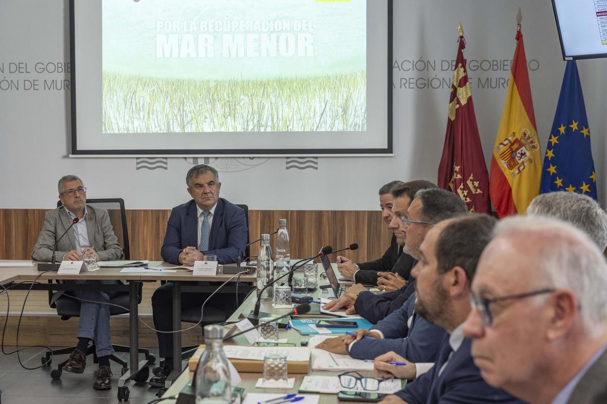 El consejero de Medio Ambiente, Juan María Vázquez, junto al secretario de Estado, Hugo Morán, este martes en la Delegación del Gobierno en Murcia.