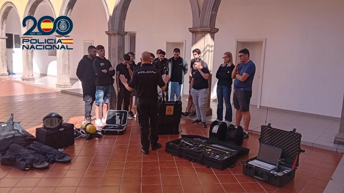 Jornada formativa por la Policía Nacional