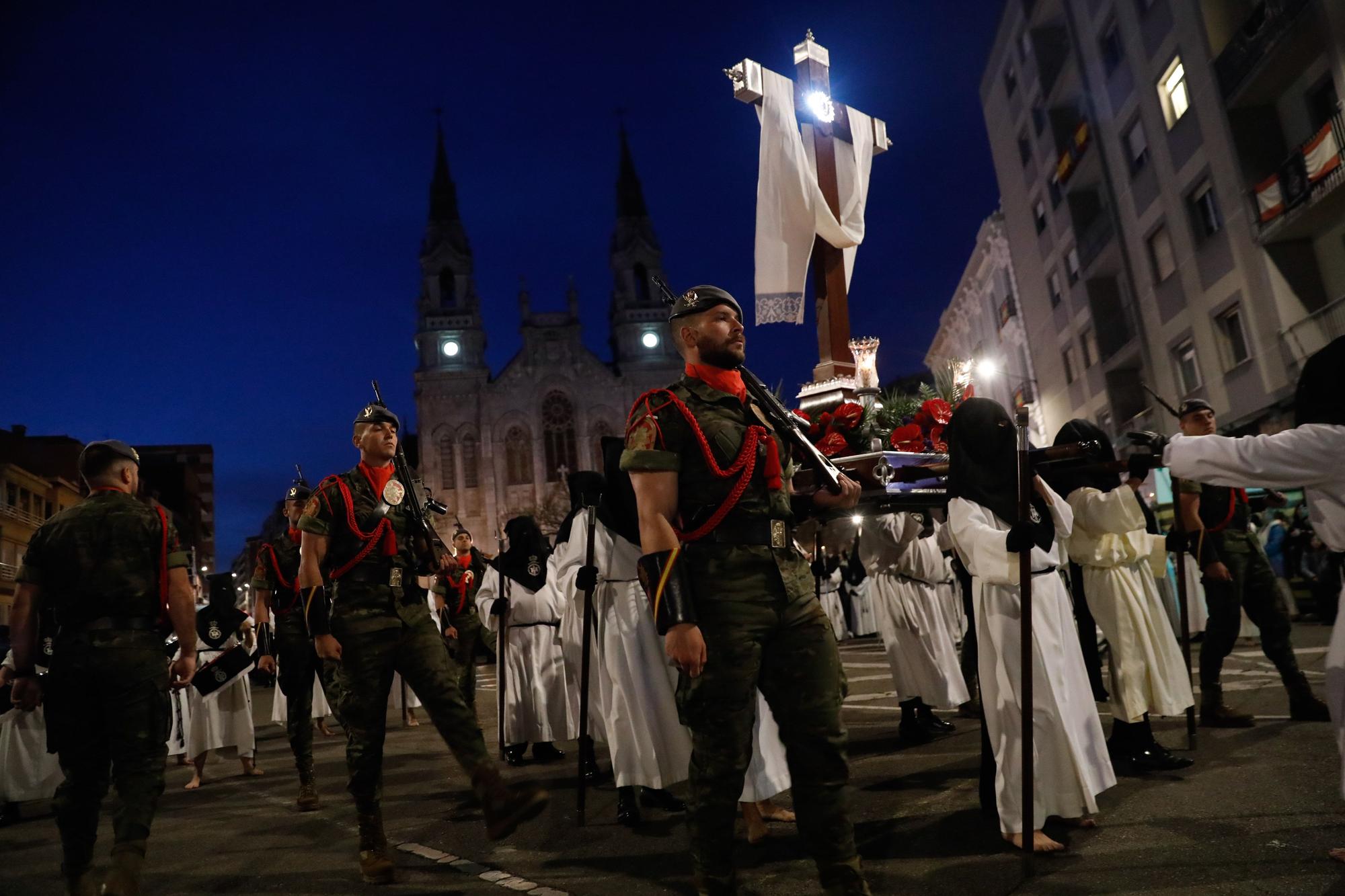 EN IMÁGENES: La procesión nocturna de la Soledad en Avilés