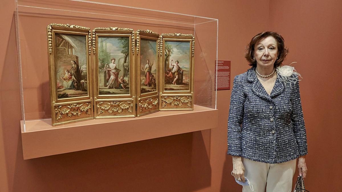 María Luisa Corrada, ante las “Cuatro estaciones” de Mariano Salvador Maella, en la inauguración en el Bellas Artes de la exposición “Gusto y tradición”, formada por 23 obras de la colección del conde de Villagonzalo, depositada indefinidamente en la pinacoteca regional. | Irma Collín