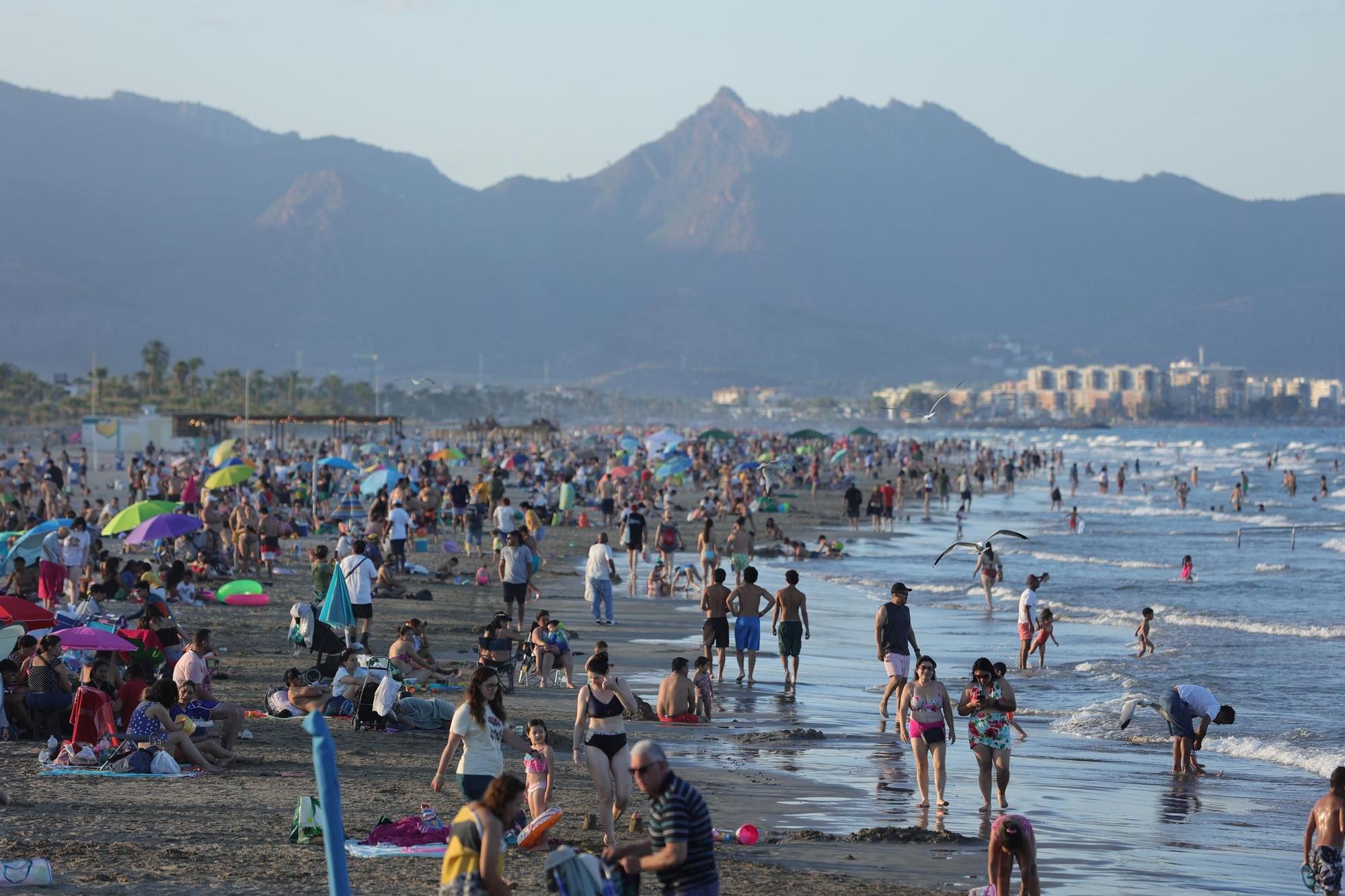 Las playas de Castellón se llenan para dar la bienvenida al verano en la noche de Sant Joan