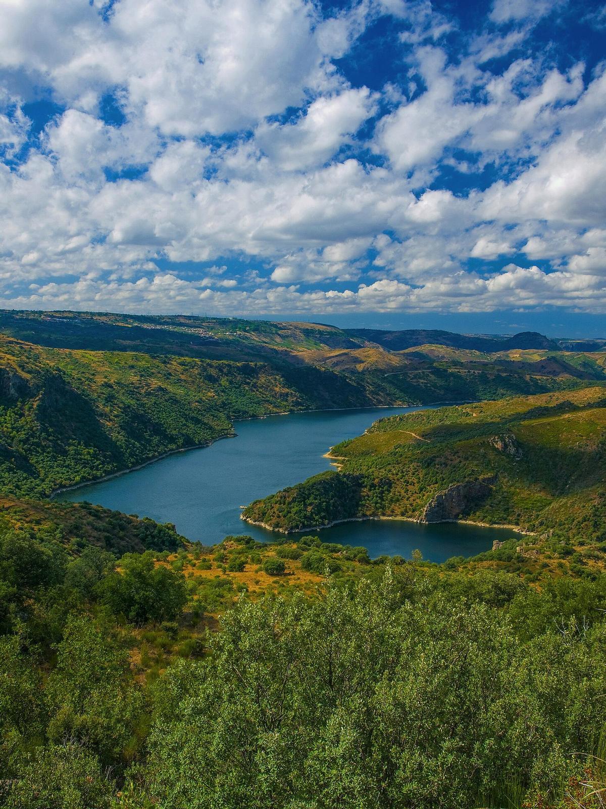 El poblado se encuentra dentro del entorno de los Arribes del Duero