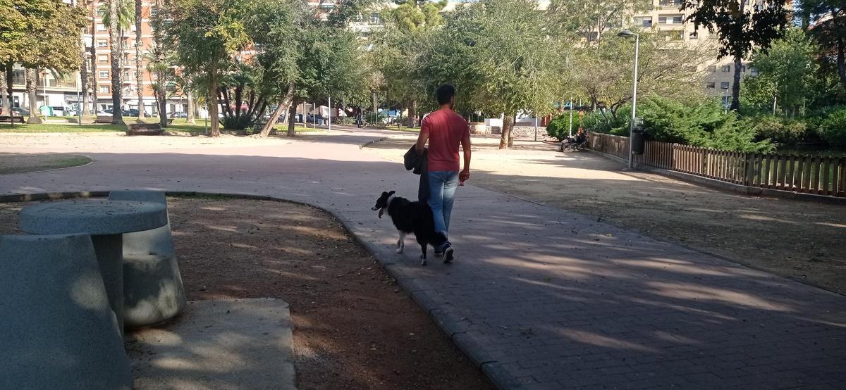 Un vecino pasea con su mascota, este miércoles por la mañana, en el parque Geólogo Royo.
