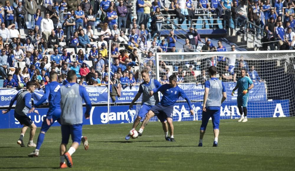 Los oviedistas apoyana a su equipo antes del derbi