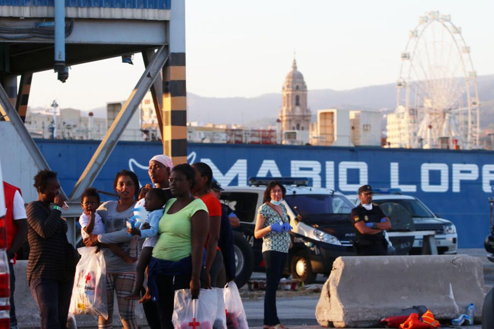 Trasladados a Málaga los ocupantes de una patera rescatada por Salvamento Marítimo