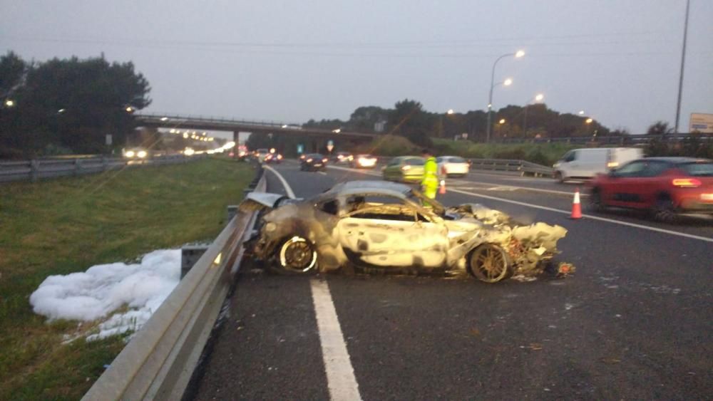 Un herido al incendiarse un coche en la autopista de Llucmajor