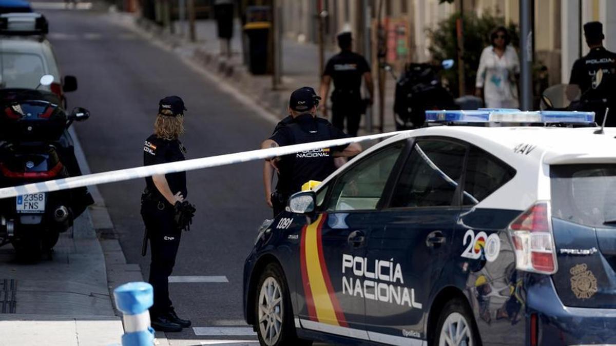Agentes de Policía cortan la calle Recoletos de Madrid por la amenaza de bomba en un edificio.