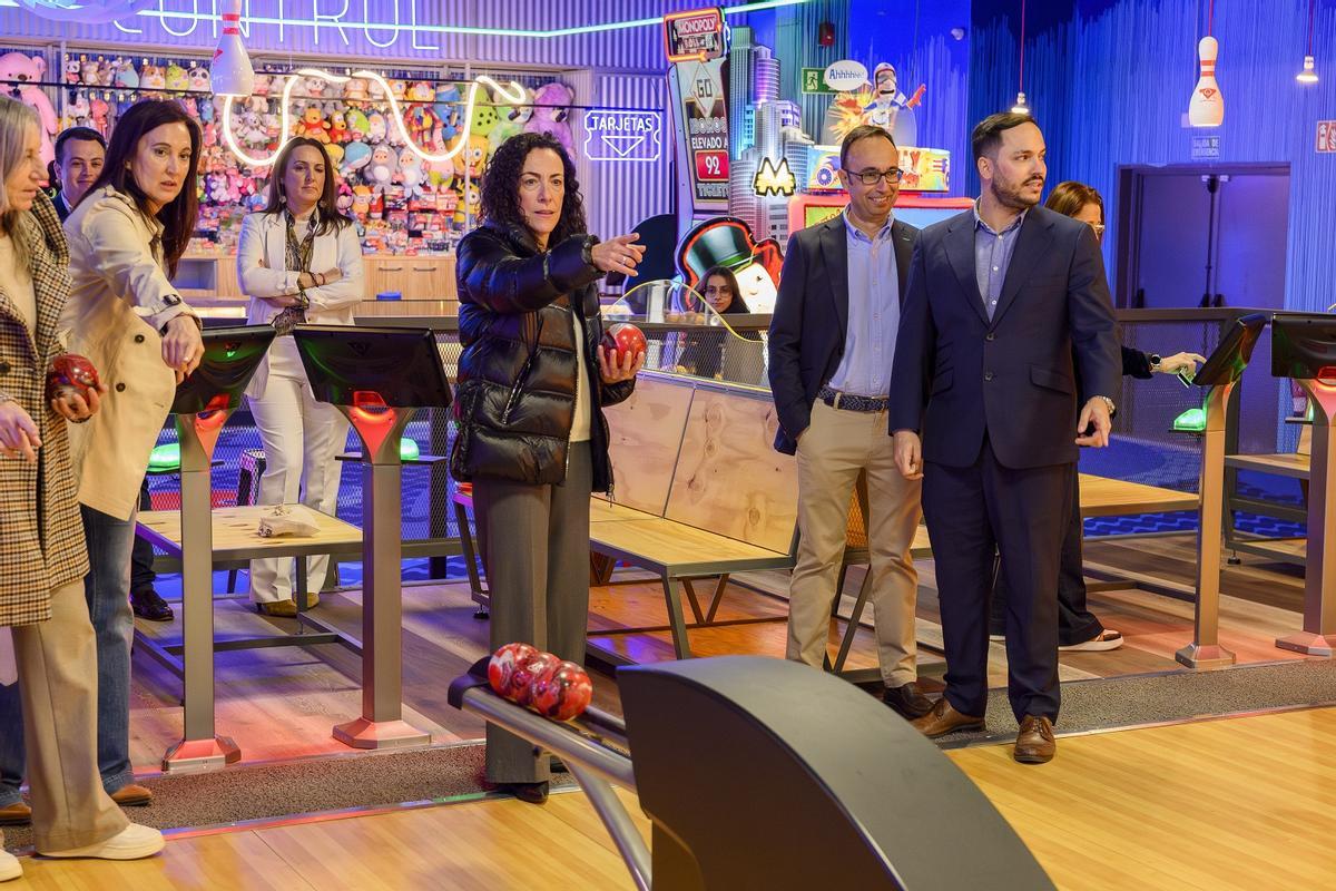 Inaguración de la nueva zona de bowiling con la asistencia de la vicealcaldesa Rosario Martínez Chazarra, entre otros cargos públicos del Ayuntamiento