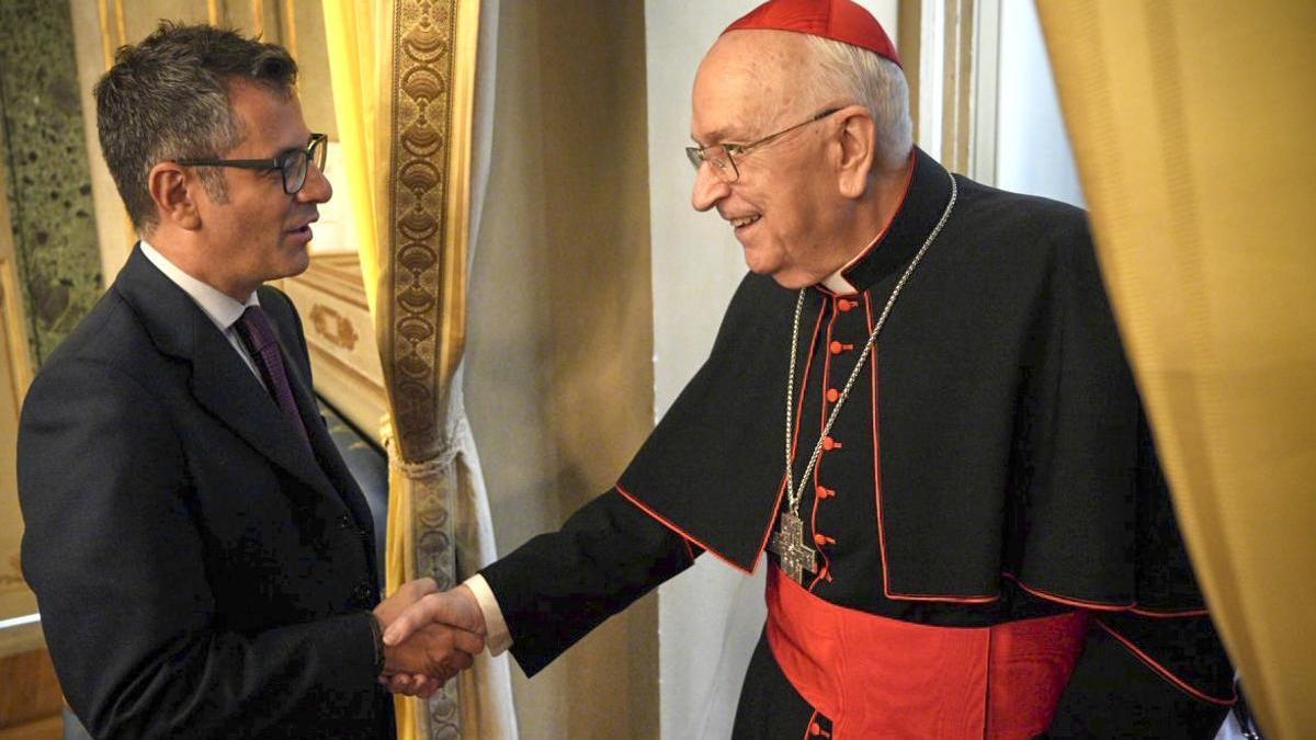 El ministro de Presidencia, Félix Bolaños, en el Vaticano, saluda al nuevo cardenal español, Fernando Vérgez.