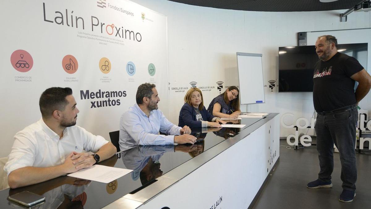 Jorge Silva, de Eventos Piñeiro, junto a representantes municipales y de la comisión durante la subasta.