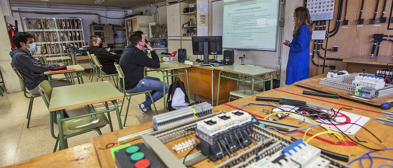 Clase de Valenciano en un ciclo de Formación Profesional en Electrónica en un instituto de la provincia. | ALEX DOMÍNGUEZ