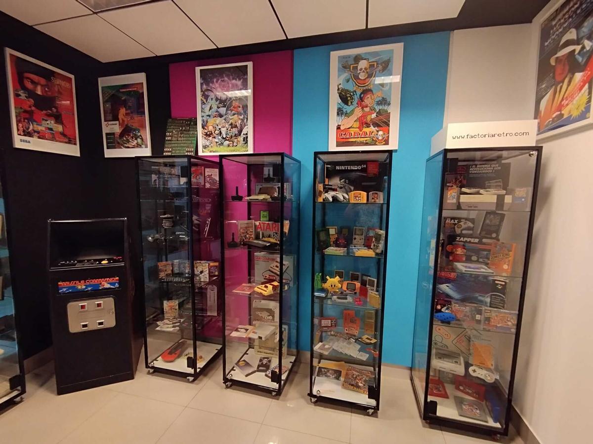 Una de las zonas expositivas de Factoría Retro, con consolas, mandos, juegos y otros objetos vinculados a la historia del videojuego