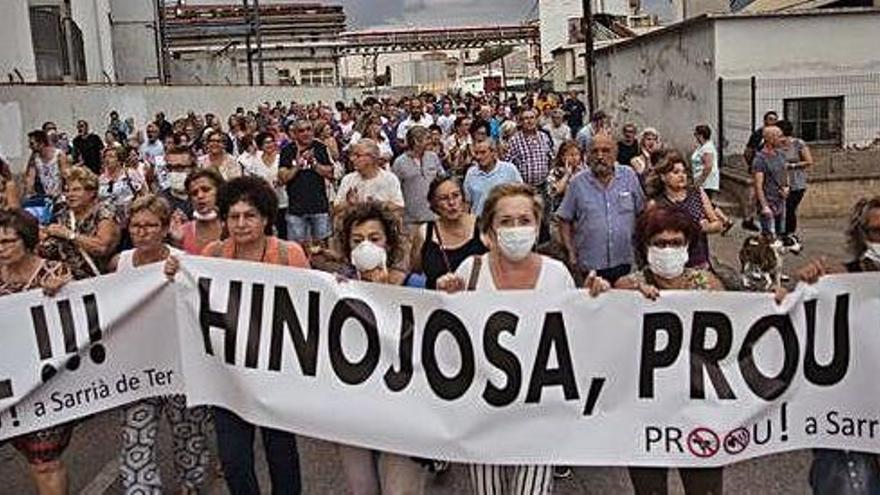 Manifestació veïnal per protestar per les molèsties que causa la fàbrica paperera.