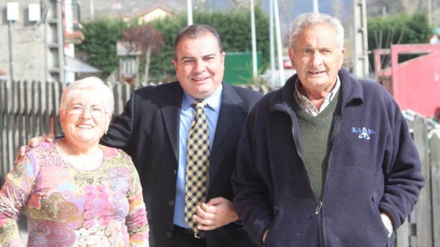 El hostelero Francisco González, a la derecha, junto a su mujer y su hijo mayor, en Llanos (Aller).