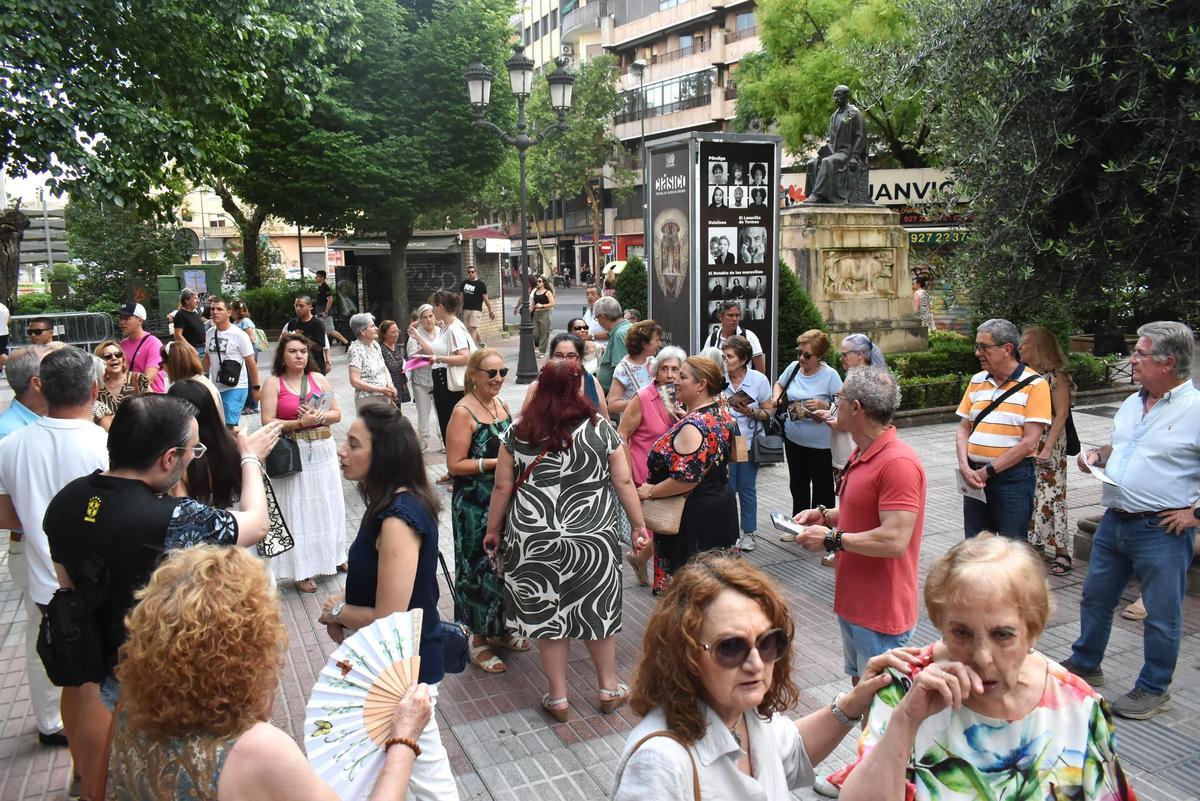 Galería | Decenas de personas rezan un rosario por la Cruz de los Caídos en Cáceres