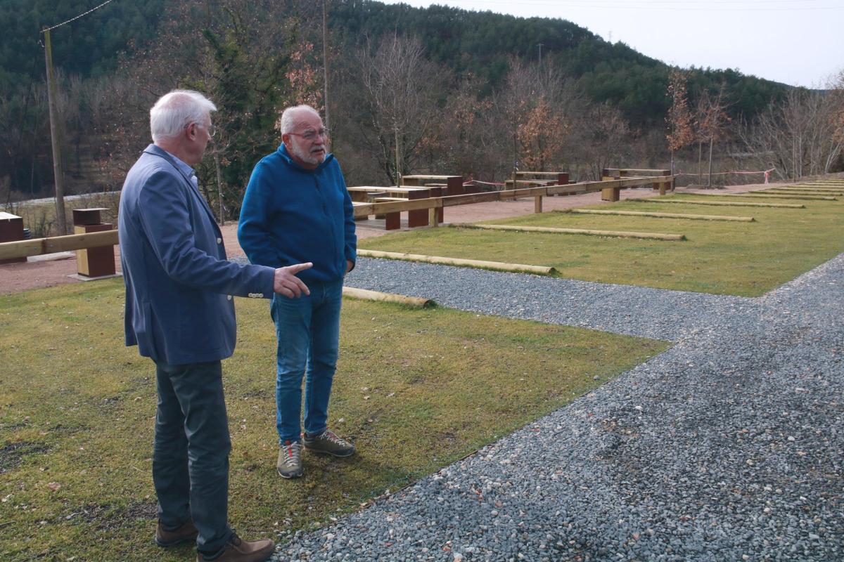 L'alcalde de Gombrèn, Cèsar Ollé, i el president del Consell Comarcal del Ripollès, Amadeu Rosell, a la zona d'autocaravanes.