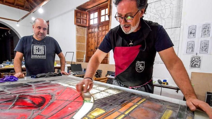 La basílica del Pino de Teror ultima la reparación de sus centenarias vidrieras artísticas