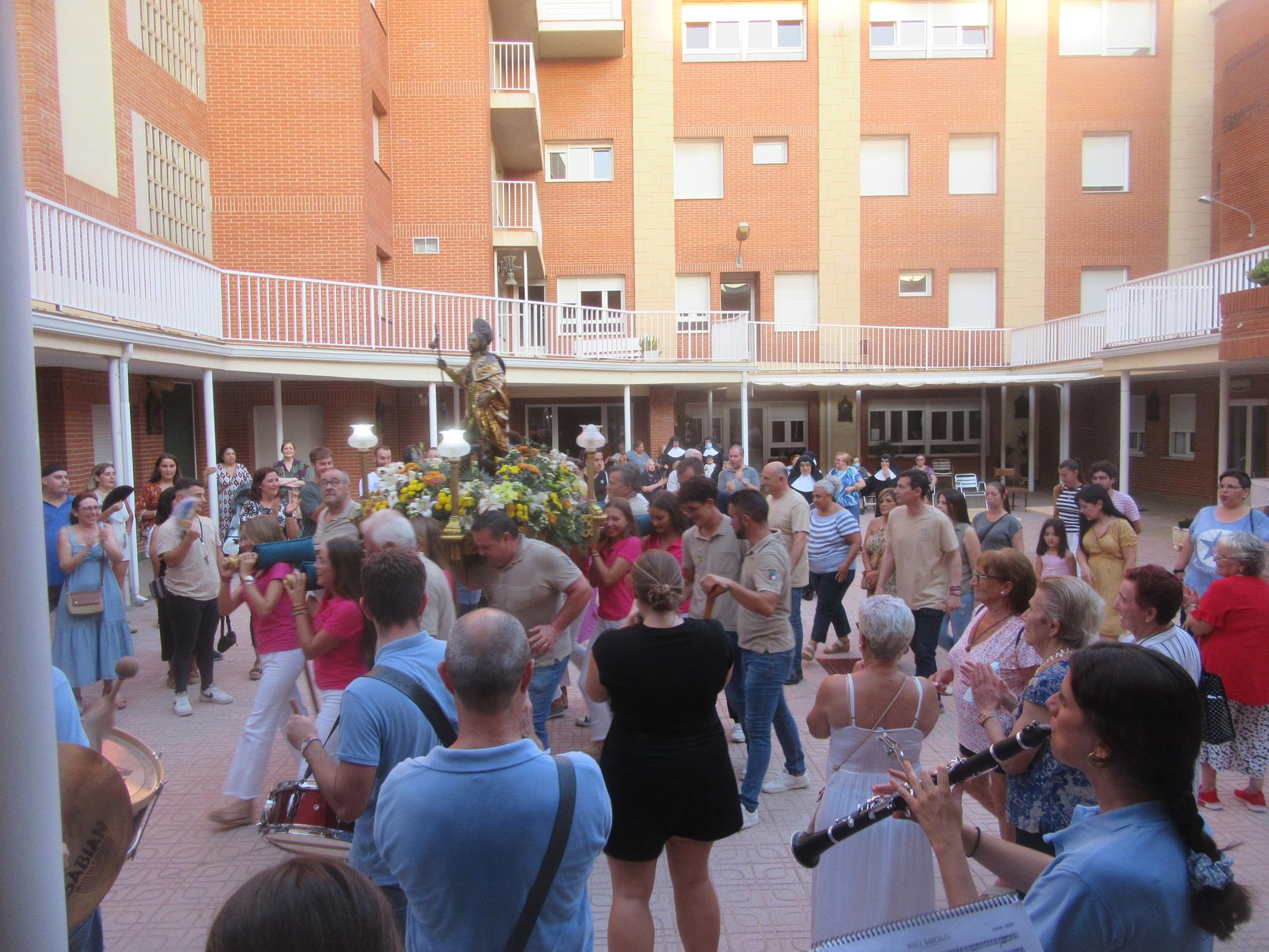 Sant Roc culmina los traslados de Burjassot con el regreso a la ermita