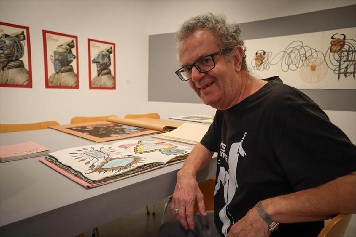 Luis Costillo, artista, en una de sus exposiciones.