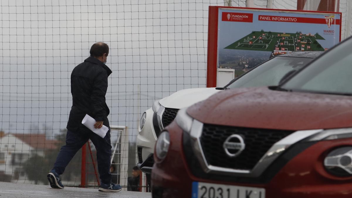 Gonzalo Revuelta, médico del Sporting, esta tarde en Mareo.